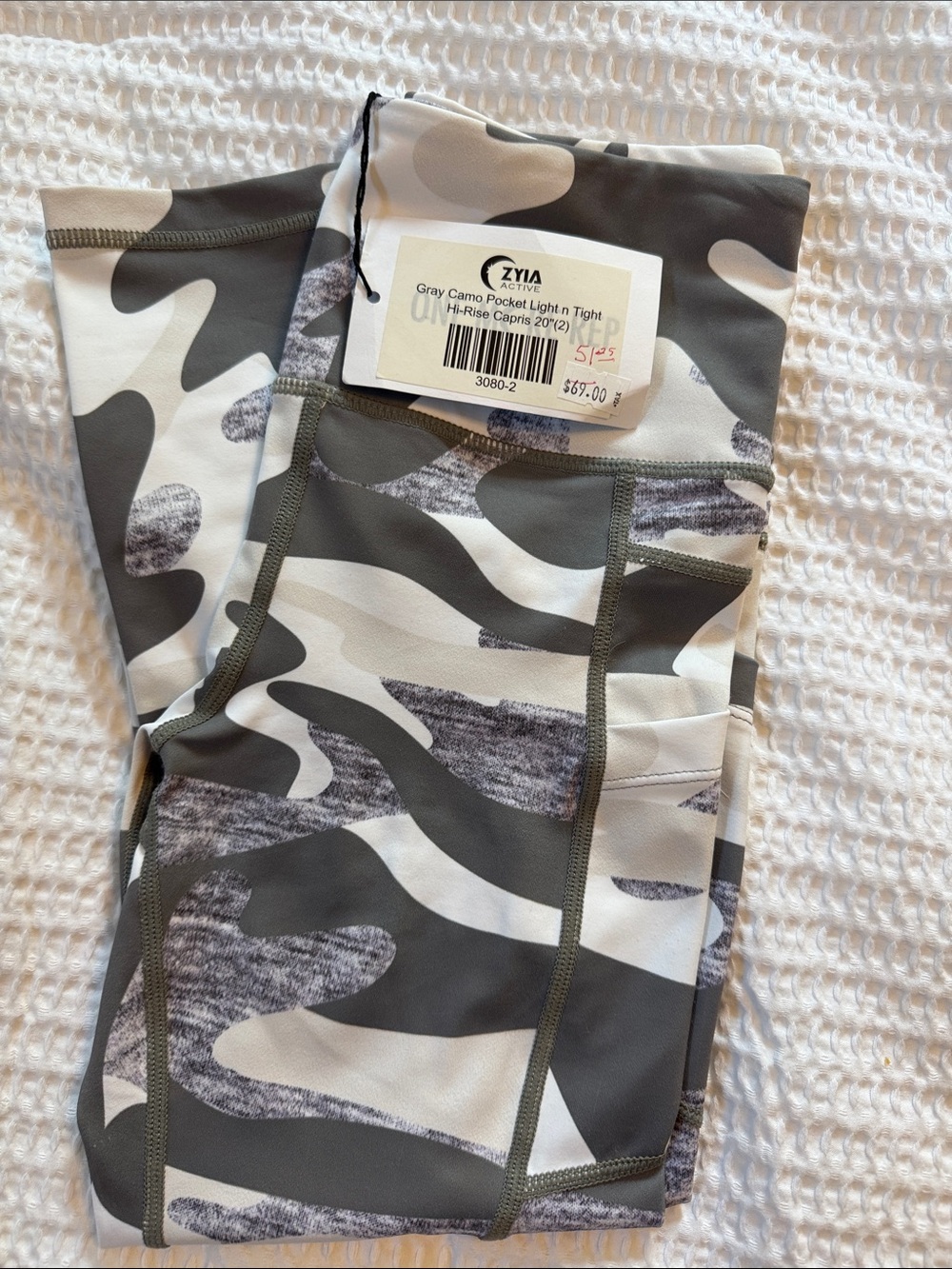 ZYIA Gray & White Camo Pocket light and tight hi rise capris 20” size2